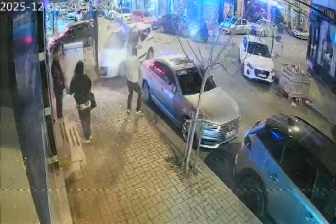 Araçla çarpışan motosikletli kaldırımdaki yayanın üzerine uçtu 5